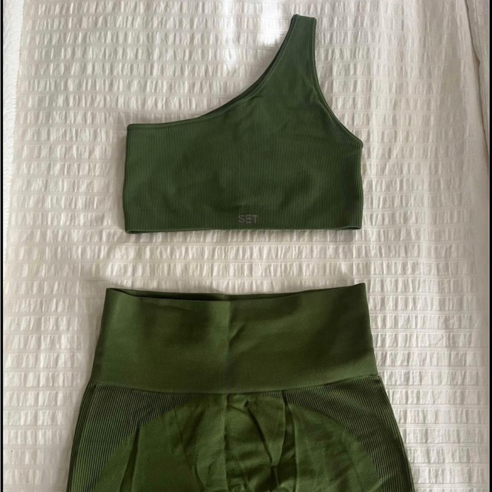 SET ACTIVE bra and shorts